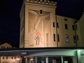 Coburg: Spektakul&auml;res Wandgem&auml;lde wird jetzt beleuchtet: Eigent&uuml;mer weist potenzielle Kritik zur&uuml;ck