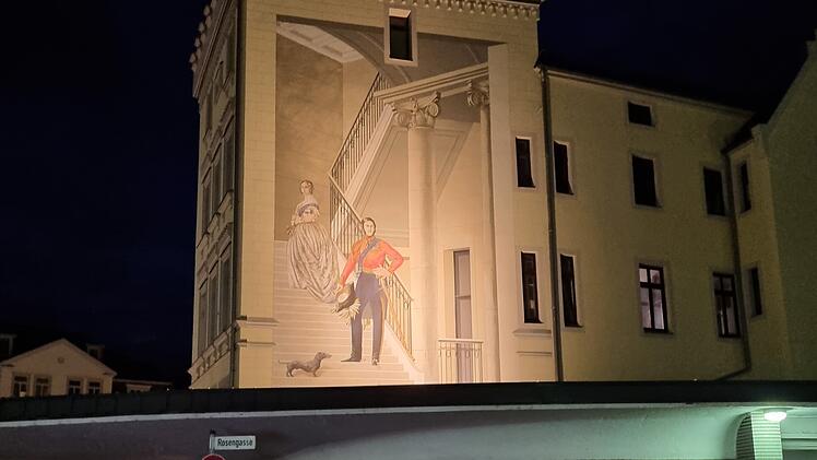 Coburg: Spektakul&auml;res Wandgem&auml;lde wird jetzt beleuchtet: Eigent&uuml;mer weist potenzielle Kritik zur&uuml;ck