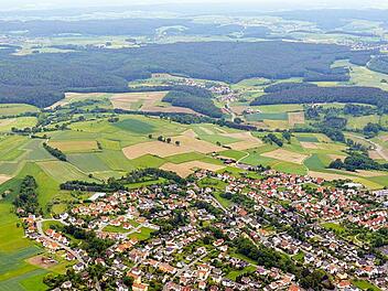 Der linke Teil von Bischberg (Vordergrund) wird mit FWO-Fernwasser versorgt, der rechte über drei eigene Brunnen gleich am Ortsrand. Neue Brunnen   könnten im Wald zwischen Weipelsdorf (Mitte) und Tütschengereuth (rechts am Bildrand) errichtet werden. Luftbild: Ronald Rinklef