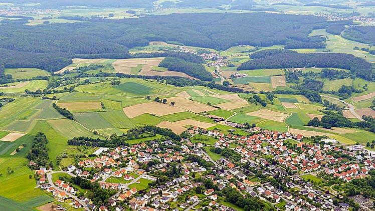 Der linke Teil von Bischberg (Vordergrund) wird mit FWO-Fernwasser versorgt, der rechte über drei eigene Brunnen gleich am Ortsrand. Neue Brunnen   könnten im Wald zwischen Weipelsdorf (Mitte) und Tütschengereuth (rechts am Bildrand) errichtet werden. Luftbild: Ronald Rinklef