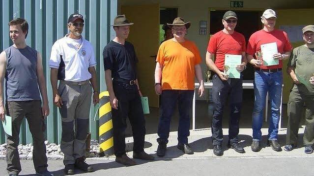 Die Klasse II wurde von den Eberner Field-Target-Schützen klar dominiert, was auch ihre Podiumsplätze unterstreichen. Von rechts Dirk Kiesel (3.), Christoph Schikora (1.), Friedrich Reber (2.), Zweiter von links Robert Brooks (6.).