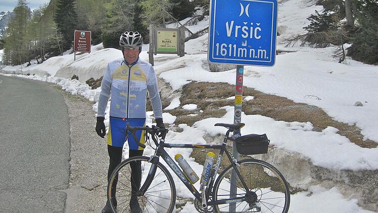 Dietmar Grampp, der "Außerirdische", - hier am Vrsic-Pass - ignoriert Regengüsse, Schnee und Wind.