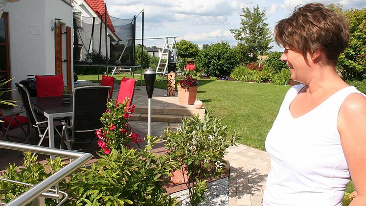 Carmen Utzmann möchte ihren Garten genießen. Bei der Modernisierung vor drei Jahren wurde Wert darauf gelegt, dass er pflegeleicht ist.