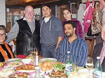 So wie hier in Jesserndorf sollen sich künftig auch in Ebern Menschen aus allen Kulturen zu einem "sozialen Mittagessen" treffen. Rechts Bürgermeister Jürgen Hennemann. Foto: Johanna Eckert