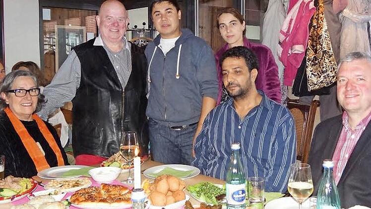 So wie hier in Jesserndorf sollen sich künftig auch in Ebern Menschen aus allen Kulturen zu einem "sozialen Mittagessen" treffen. Rechts Bürgermeister Jürgen Hennemann. Foto: Johanna Eckert