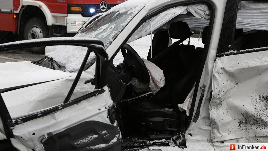 Starker Schneefall: Fünf Schwerverletzte nach Überholvorgang