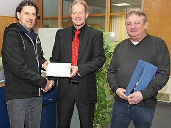 Filialleiter Erwin Roppelt (Mitte) &uuml;bergab die Gewinne an Bernhard Renner (links) und Harald K&uuml;hn. Foto: Volksbank