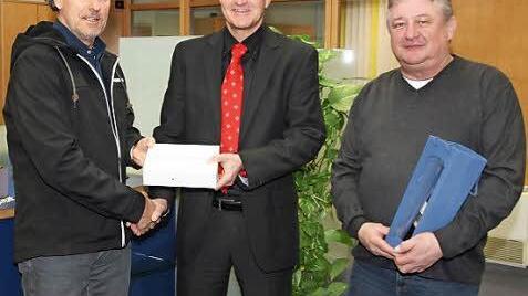 Filialleiter Erwin Roppelt (Mitte) &uuml;bergab die Gewinne an Bernhard Renner (links) und Harald K&uuml;hn. Foto: Volksbank