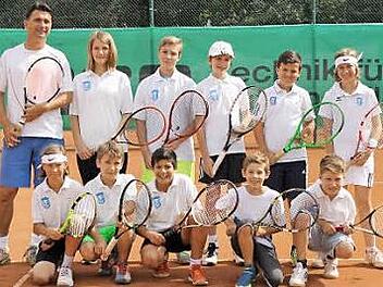 Trainer Amir Mujakic (links) freut sich mit (stehend von links): Laila Truschies, Dominik Bott, Michel Seufert, Julian Kestel, Emma Sagasser; (vorne v. links): Emil Bordin, Tim Truschies, Othman Sabihi, Jakob Gerhardt und Leonard Langguth. - Es fehlt Paul Jehmlich. Foto: Andrea Sagasser
