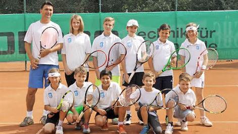 Trainer Amir Mujakic (links) freut sich mit (stehend von links): Laila Truschies, Dominik Bott, Michel Seufert, Julian Kestel, Emma Sagasser; (vorne v. links): Emil Bordin, Tim Truschies, Othman Sabihi, Jakob Gerhardt und Leonard Langguth. - Es fehlt Paul Jehmlich. Foto: Andrea Sagasser