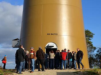 Zahlreiche Interessierte nutzten die Gelegenheit, sich bei der Eröffnung des Bürgerwindparks vor Ort zu informieren. Fotos: Andrea Spörlein