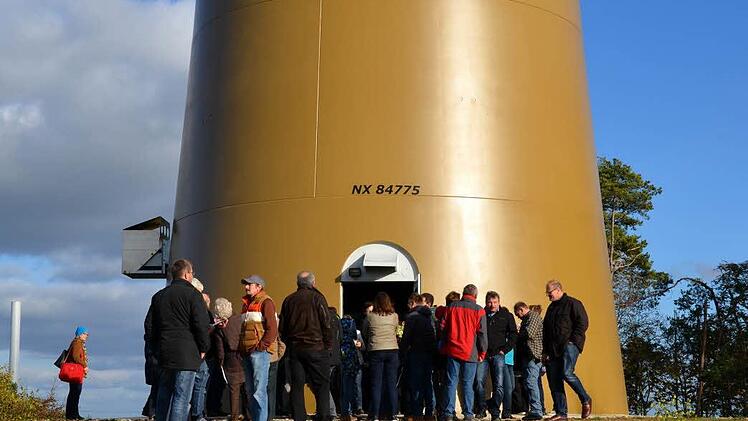 Zahlreiche Interessierte nutzten die Gelegenheit, sich bei der Eröffnung des Bürgerwindparks vor Ort zu informieren. Fotos: Andrea Spörlein