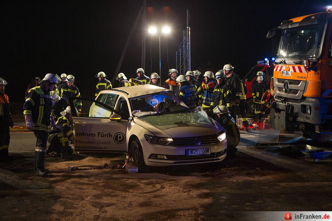 Beim Abbiegen übersehen – Winterdienstfahrzeug und Taxi kollidieren