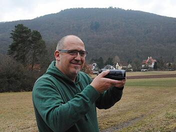 Am Fuße des Sodenberges strebt Michael Wehner mit seiner Kamera einem Berliner Kurzfilm-Gipfel entgegen.  Foto: Wolfgang Dünnebier
