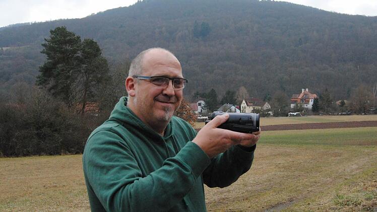 Am Fuße des Sodenberges strebt Michael Wehner mit seiner Kamera einem Berliner Kurzfilm-Gipfel entgegen.  Foto: Wolfgang Dünnebier