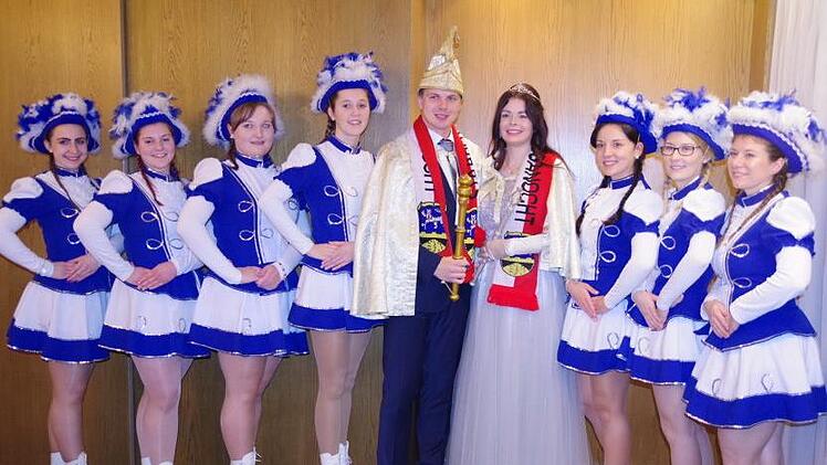 Das neue Steinberger Prinzenpaar Jasmin I. und Markus I. mit der großen Prinzengarde. Foto: Heike Schülein