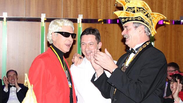 Michael Stoschek (rotes Sakko!) mit Narrhalla-Pr&auml;sident Thomas Eck (Mitte) und Pit Kammerscheid.Foto: Oliver Schmidt