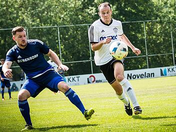 Der Blick von Bj&ouml;rn Korzendorfer (rechts, gegen den R&ouml;slauer Tobias Benker) war entschlossen, doch vor dem Tor fehlte den Kasendorfern die Entschlossenheit.  Fotos: Alexander Muck