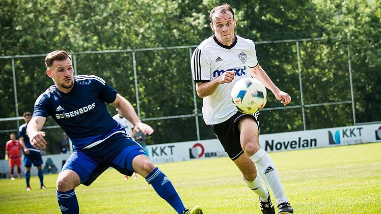 Der Blick von Bj&ouml;rn Korzendorfer (rechts, gegen den R&ouml;slauer Tobias Benker) war entschlossen, doch vor dem Tor fehlte den Kasendorfern die Entschlossenheit.  Fotos: Alexander Muck