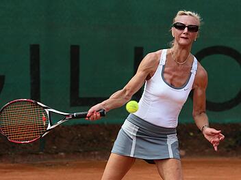Eine Energieleistung zeigte Karin Diroll bei den Damen 50: Die Lichtenfelserin siegte überzeugend im Einzel und nach gewonnenem Match-Tiebreak auch im Doppel an der Seite von Mathilde Hofmann.  Foto: Klaus Gagel