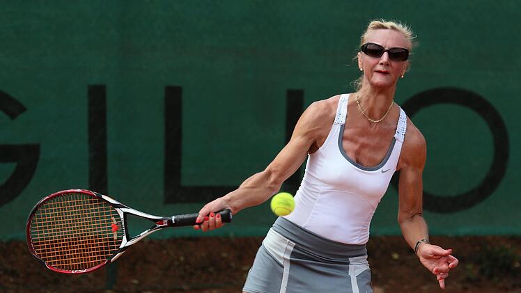 Eine Energieleistung zeigte Karin Diroll bei den Damen 50: Die Lichtenfelserin siegte überzeugend im Einzel und nach gewonnenem Match-Tiebreak auch im Doppel an der Seite von Mathilde Hofmann.  Foto: Klaus Gagel