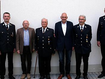 1. Kommandant Bernd Ort (von links) ehrte Werner Reu&szlig; (60 Jahre Feuerwehrverein), Heinz Werner, Robert Kiesel und Rudolf Kiesel (alle 50 Jahre Feuerwehrverein). Der 2. Kommandant Tobias Dittrich gratulierte.