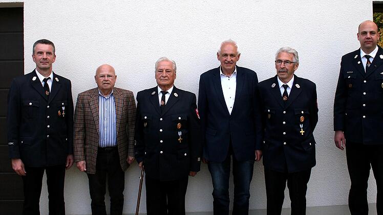 1. Kommandant Bernd Ort (von links) ehrte Werner Reuß (60 Jahre Feuerwehrverein), Heinz Werner, Robert Kiesel und Rudolf Kiesel (alle 50 Jahre Feuerwehrverein). Der 2. Kommandant Tobias Dittrich gratulierte.