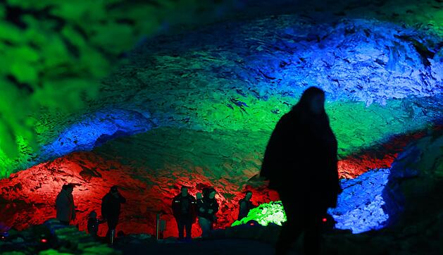 Mystische Lichterwelten in der Barbarossahöhle