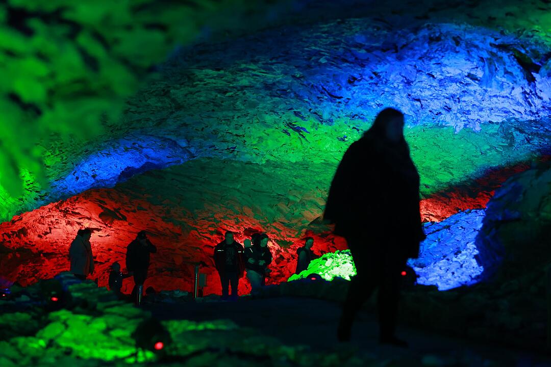 Mystische Lichterwelten in der Barbarossahöhle