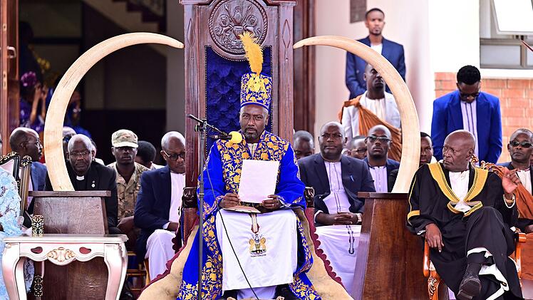 Nachrichtensprecher in Uganda zum K&ouml;nig von Tooro gekr&ouml;nt