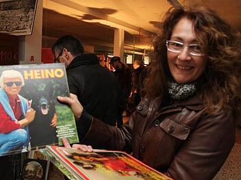 Barbara Moritz hat im Trödelsupermarkt eine Heino-Platte erstanden. Foto: Heike Beudert