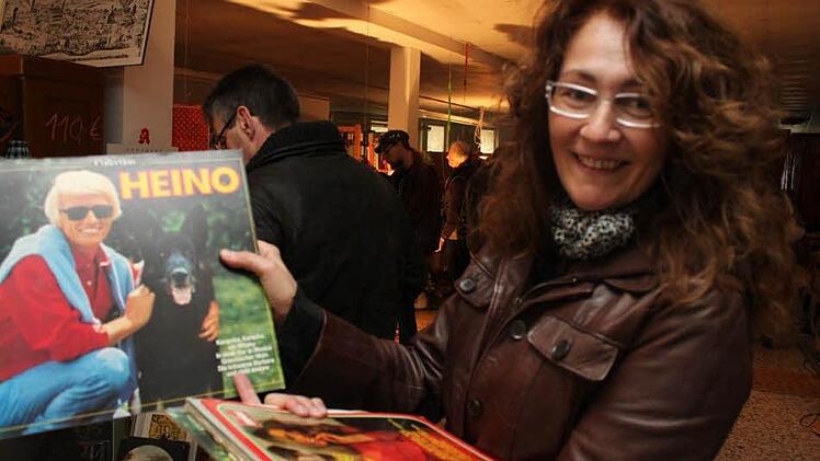 Barbara Moritz hat im Trödelsupermarkt eine Heino-Platte erstanden. Foto: Heike Beudert