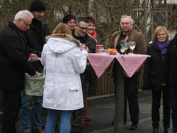 Stehtische: Die abgesägten Bäume in der Abt-Plazidus-Straße haben die Anlieger zu Stehtischen umfunktioniert, an denen sie die Einweihung gleich ausgiebig feierten. Foto: Pfannes