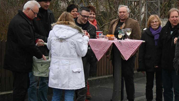 Stehtische: Die abgesägten Bäume in der Abt-Plazidus-Straße haben die Anlieger zu Stehtischen umfunktioniert, an denen sie die Einweihung gleich ausgiebig feierten. Foto: Pfannes