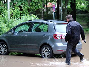 Dieser Mann kommt gerade noch rechtzeitig.