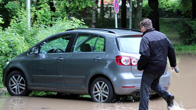 Dieser Mann kommt gerade noch rechtzeitig.