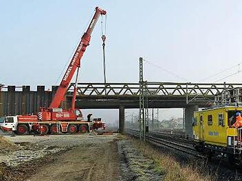 Am Samstagmorgen waren Spezialisten damit beschäftigt, die Oberleitung wieder in Betrieb zu nehmen.