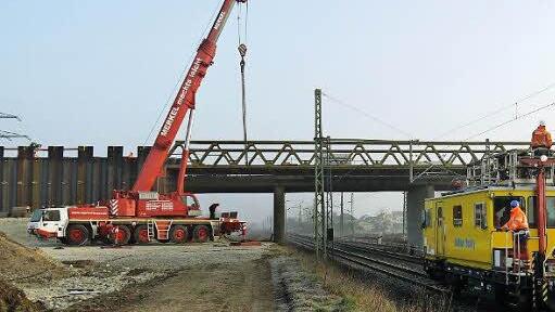 Am Samstagmorgen waren Spezialisten damit beschäftigt, die Oberleitung wieder in Betrieb zu nehmen.