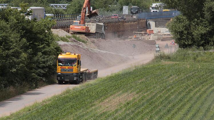Auf der Brückenbaustelle der Autobahn 73 in Forchheim ist schweres Gerät im Einsatz.