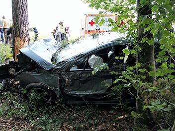 Der verunglückte Pkw. Fotos: FFW Euerdorf