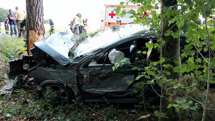 Der verunglückte Pkw. Fotos: FFW Euerdorf