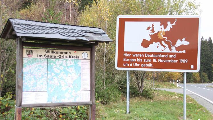 Wegweiser und Erinnerungsschild an die Grenzöffnung direkt am ehemaligen Grenzübergang Nordhalben/Lobenstein. Foto: Friedwald Schedel