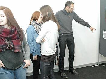 Hochschuldozent Thorsten Dohnalek (rechts) bewundert die Ausstellung seiner Studierenden.  Fotos: Edwin Meißinger