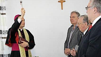 Weihbischof Herwig Gösll (l.) weiht die Räume ein.