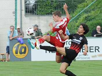 Fuchsstadts Michael Emmer (links), hier im Duell gegen Jens Rumpel von der DJK Schwebenried/Schwemmelsbach, wird beim Spiel gegen Vach in die Innenverteidigung rücken. Foto: ssp