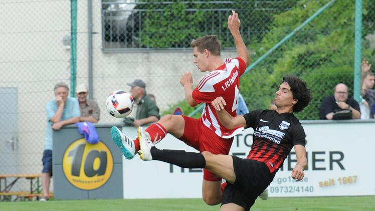 Fuchsstadts Michael Emmer (links), hier im Duell gegen Jens Rumpel von der DJK Schwebenried/Schwemmelsbach, wird beim Spiel gegen Vach in die Innenverteidigung rücken. Foto: ssp