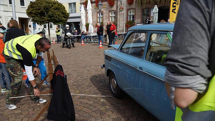 Ein Streckenhelfer nimmt Maß.Foto: Arkadius Guzy