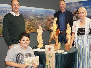 Holzbildhauermeisterin Kerstin Genschow aus Kaltennordheim-Klings zeigt einen Querschnitt ihrer Werke in der aktuellen Ausstellung im Haus der Langen Rhön. Das Bild zeigt von links: Michael Dohrmann, Erhard Genschow, Klaus Spitzl und Kerstin Genschow. Die Ausstellung ist bis 8. Januar zu besichtigen. Foto: Marion Eckert