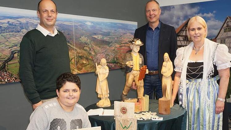 Holzbildhauermeisterin Kerstin Genschow aus Kaltennordheim-Klings zeigt einen Querschnitt ihrer Werke in der aktuellen Ausstellung im Haus der Langen Rhön. Das Bild zeigt von links: Michael Dohrmann, Erhard Genschow, Klaus Spitzl und Kerstin Genschow. Die Ausstellung ist bis 8. Januar zu besichtigen. Foto: Marion Eckert