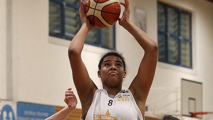 Nyara Sabally angelt sich den Ball.